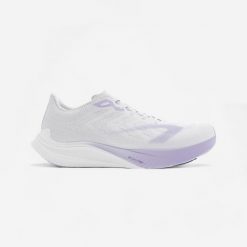 Buty do biegania damskie Kiprun KD900 Light. Białe obuwie sportowe damskie KIPRUN, bez wzorów, z kauczuku, do biegania. Za 299.99 zł.