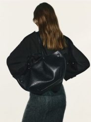 Torebka shopper - czarny. Czarne torebki shopper damskie Reserved, bez wzorów, ze skóry, bez dodatków. Za 159.99 zł.