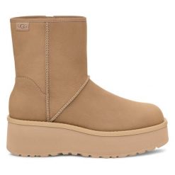 Botki Ugg. Brązowe botki damskie UGG, bez obcasa, na koturnie, bez zapięcia. Za 749.99 zł.