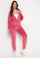 Fuksjowy Komplet Welurowy Ozdobiony Cekinowym Lampasem Bluza z Kapturem i Spodnie Adoriasa. Czerwone bluzy damskie Born2be, m, bez wzorów, z weluru, z kapturem. Za 79.99 zł.