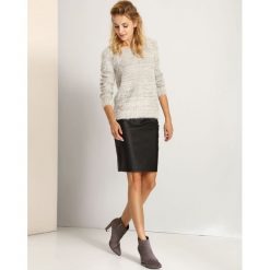 SWETER DŁUGI RĘKAW DAMSKI LUŹNY. Brązowe swetry damskie TOP SECRET, na jesień, bez wzorów, z dzianiny, bez kołnierzyka, bez ramiączek, długie, bez kaptura. W wyprzedaży za 49.99 zł.