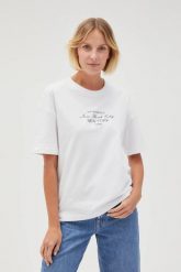 Bawełniany biały t-shirt z napisem. Białe bluzki damskie MOODO, l, bez wzorów, z bawełny, bez kołnierzyka. W wyprzedaży za 34.99 zł.
