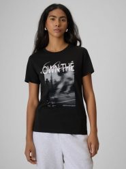 4F T-shirt regular z nadrukiem damski - czarny S. Czarne t-shirty damskie 4f, s, bez wzorów, z bawełny, klasyczne, bez kołnierzyka. Za 69.99 zł.