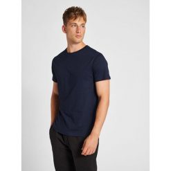Koszulka Hummel Red Basic. Niebieskie buty sportowe męskie Hummel, s, bez wzorów, z bawełny, bez kołnierzyka, bez ramiączek, na fitness i siłownię. Za 117.00 zł.
