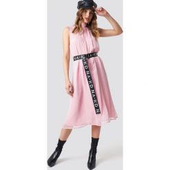 NA-KD Plisowana sukienka - Pink. Sukienki damskie marki NA-KD. W wyprzedaży za 48.78 zł.
