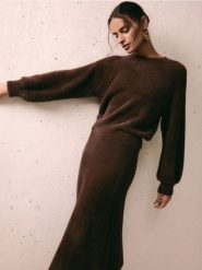 Pluszowy sweter - ciemnobrązowy. Brązowe swetry damskie Reserved, l, bez wzorów, z dzianiny, bez kołnierzyka, bez ramiączek, bez kaptura. Za 159.99 zł.