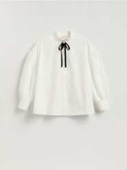 Koszula z broszką - biały. Białe koszule damskie Reserved, l, bez wzorów, z bawełny, bez kołnierzyka, bez ramiączek. Za 159.99 zł.