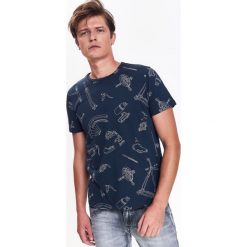 T-SHIRT MĘSKI Z NADRUKOWANYM WZOREM. T-shirty męskie marki TOP SECRET. W wyprzedaży za 29.99 zł.