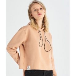 Krótka bluza z kapturem - Beżowy. Bluzy damskie Sinsay. W wyprzedaży za 29.99 zł.