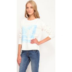 BLUZA NIEROZPINANA DAMSKA Z NADRUKIEM. Białe bluzy damskie TOP SECRET, bez wzorów, z dzianiny, bez kaptura. W wyprzedaży za 39.99 zł.