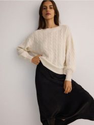 Sweter z kimonowym rękawem - kremowy. Białe swetry damskie Reserved, l, bez wzorów, z dzianiny, bez kołnierzyka, bez ramiączek, bez kaptura. W wyprzedaży za 49.99 zł.