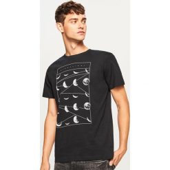 T-shirt z fazami księżyca - Czarny. Czarne t-shirty męskie Reserved. Za 49.99 zł.