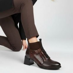 Botki damskie Armodo, skórzane na klocku eleganckie za kostkę zapinane na zamek, czekolada, 60503. Brązowe kozaki damskie Armodo, ze skóry, za kostkę, bez obcasa, na obcasie. Za 382.99 zł.