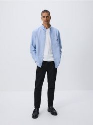 Koszula regular fit z haftem - jasnoniebieski. Niebieskie koszule męskie Reserved, l, bez wzorów, z bawełny, bez kołnierzyka, bez ramiączek. Za 139.99 zł.