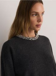 Sweter z ozdobną aplikacją - ciemnoszary. Szare swetry damskie Reserved, l, z aplikacjami, z dzianiny, bez kołnierzyka, bez ramiączek, bez kaptura. W wyprzedaży za 109.99 zł.