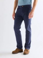 MĘSKIE SPODNIE WRANGLER GREENSBORO NAVY 112378468. Niebieskie spodnie materiałowe męskie Wrangler, l, bez wzorów, z materiału. Za 219.99 zł.