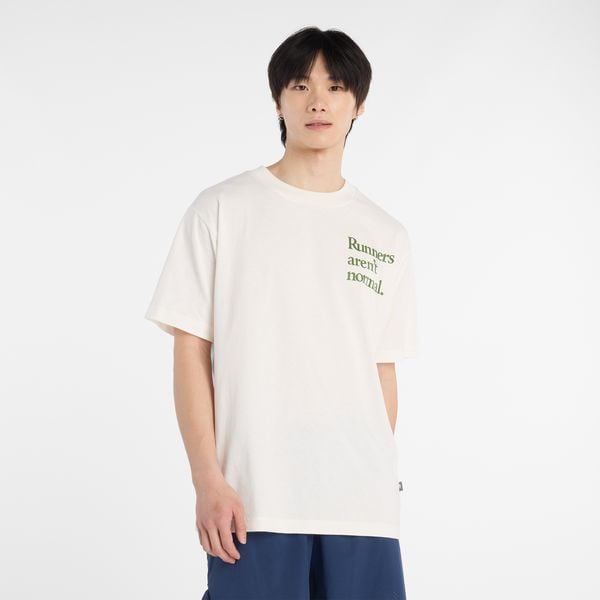 Koszulka męska New Balance MT53921SST – biała. Białe koszulki sportowe męskie New Balance, m, z aplikacjami, z dresówki, bez kołnierzyka, bez ramiączek. Za 169.99 zł.