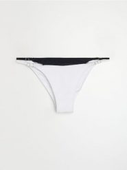 Dwuwarstwowy trójkątny dół od bikini ze strukturalnego materiału - kremowy. Białe bikini damskie Sinsay, l, bez wzorów. Za 25.99 zł.