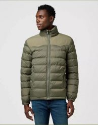 MESKA KURTKA WRANGLER PACKABLE PUFFER DUSTY OLIVE 112371449. Zielone płaszcze męskie Wrangler, na zimę, xl, bez wzorów, bez kaptura. Za 359.99 zł.