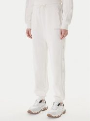 Guess Spodnie dresowe V5BB23 KCX22 Biały Regular Fit. Białe spodnie dresowe damskie Guess, xs, z aplikacjami, z dresówki. Za 479.99 zł.