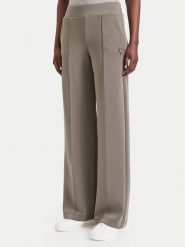 Guess Spodnie dresowe V6YB18 K4315 Zielony Regular Fit. Zielone spodnie dresowe damskie Guess, m, z aplikacjami, z dresówki. Za 394.99 zł.
