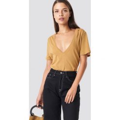 NA-KD Basic T-shirt z dekoltem V - Brown. T-shirty damskie marki NA-KD Basic. Za 40.95 zł.