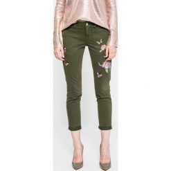 Guess Jeans - Spodnie. Jeansy damskie marki Guess Jeans. W wyprzedaży za 269.90 zł.