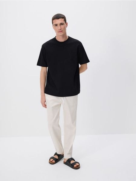 Bawełniany t-shirt boxy - czarny. Czarne t-shirty męskie Reserved, l, bez wzorów, z bawełny, bez kołnierzyka. Za 79.99 zł.
