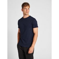 Koszulka Hummel Red Basic. Czarne buty sportowe męskie Hummel, z bawełny, bez zapięcia, na fitness i siłownię. Za 117.00 zł.