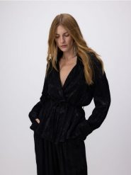 Koszula z ozdobnym wiązaniem - czarny. Czarne koszule damskie Reserved, l, bez wzorów, z tkaniny, bez kołnierzyka, bez ramiączek. W wyprzedaży za 119.99 zł.