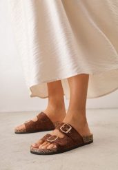 Brązowe Klapki na Podeszwie z Imitacji Korka z Szydełkowymi Paskami z Klamrami Carilorin. Brązowe klapki damskie Born2be, bez wzorów, boho, bez obcasa, na płaskiej podeszwie. Za 89.99 zł.