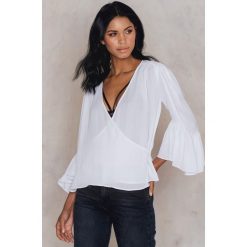 NA-KD Boho Kopertowa bluzka z rękawem ozdobionym falbanką - White. Bluzki damskie marki NA-KD Boho. Za 202.95 zł.