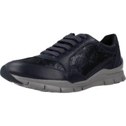 Buty GEOX D SUKIE B Niebieski. Niebieskie obuwie sportowe damskie Geox, bez wzorów, z materiału, na fitness i siłownię. Za 322.99 zł.