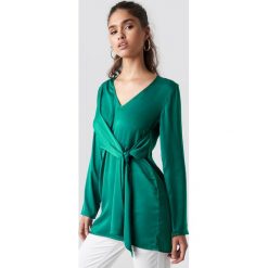 NA-KD Classic Bluzka z dekoltem V i wiązaniem - Green. Bluzki damskie marki NA-KD Classic. Za 80.95 zł.