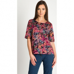 Oversize'owa bluzka z kolorowym wzorem QUIOSQUE. Bluzki damskie marki QUIOSQUE. Za 139.99 zł.