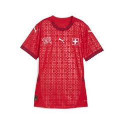 Damska koszulka domowa kobiecej reprezentacji Szwajcarii Team 2025 PUMA. Czerwone koszulki sportowe damskie Puma, m, bez wzorów, sportowe, bez kołnierzyka. Za 419.00 zł.