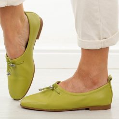 Zielone skórzane półbuty damskie T.Sokolski w26-236. Zielone półbuty damskie Sokolski, na jesień, bez wzorów, z jeansu, casualowe, bez obcasa, bez zapięcia. W wyprzedaży za 245.52 zł.