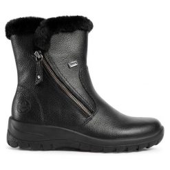 Botki Rieker. Czarne botki damskie Rieker, bez obcasa, na płaskiej podeszwie, bez zapięcia. Za 429.99 zł.