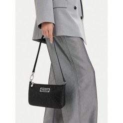 Torebka Nine West. Czarne torebki do ręki damskie Nine West, bez wzorów, klasyczne, bez dodatków. Za 169.99 zł.