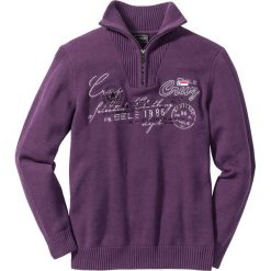 Sweter ze stójką Regular Fit bonprix jagodowy. Swetry przez głowę męskie marki bonprix. Za 44.99 zł.