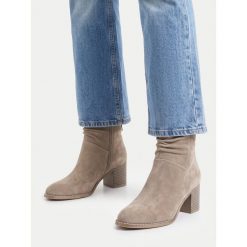 Botki JENNY. Brązowe botki damskie Jenny, bez obcasa, na słupku, bez zapięcia. Za 159.99 zł.