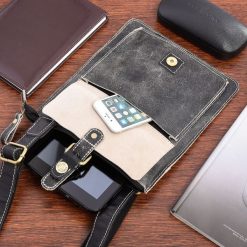 Czarna skórzana torba męska raportówka na ramię mała Beltimore M10. Czarne torby na ramię męskie bez wzorów, na ramię, małe. Za 189.90 zł.