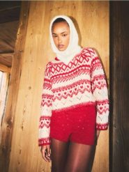 Komin z kapturem - złamana biel. Szaliki i chusty damskie Reserved, bez wzorów. W wyprzedaży za 89.99 zł.