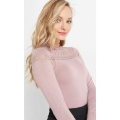 Ażurowy sweter z falbaną. Czerwone swetry damskie Orsay, z dzianiny, z falbankami. Za 89.99 zł.