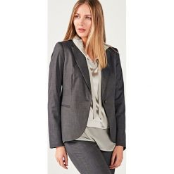 Marynarka w kolorze ciemnoszarym. Szare żakiety damskie marki Patrizia Aryton, bez wzorów. W wyprzedaży za 449.95 zł.