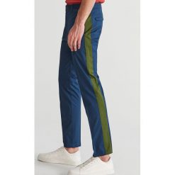 Spodnie chino z lampasami - Granatowy. Spodnie materiałowe męskie marki Reserved. W wyprzedaży za 59.99 zł.