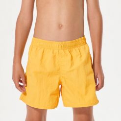 Szorty pływackie dla dzieci Nabaiji Swimshort. Żółte kąpielówki dla chłopców Decathlon, bez wzorów, z materiału. Za 39.99 zł.