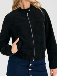 Kurtka z imitacji zamszu ze stójką zapinaną na zatrzask - czarny. Czarne kurtki damskie Sinsay, l, bez wzorów, bez kaptura. Za 99.99 zł.