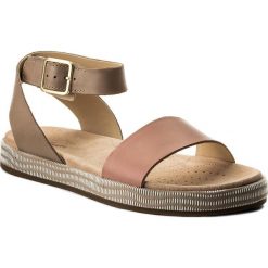 Sandały CLARKS - Botanic Ivy 261319604 Sand Combi. Klapki damskie marki Clarks. W wyprzedaży za 209.00 zł.