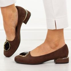 Czekoladowe zamsz Polskie czółenka damskie Suzana 2520. Brązowe czółenka damskie Suzana, z aplikacjami, z zamszu, eleganckie, bez obcasa, na obcasie, bez zapięcia. Za 249.00 zł.